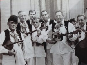 1966. - snimljeno pred Katedralom, za vrijeme Smotre folklora, s lijeva: V. Kovačić, F. Cvetnić, plesači Bartolin, D. Crnić, F. Galeković i J. Galeković. Nedostaje S. Galeković.